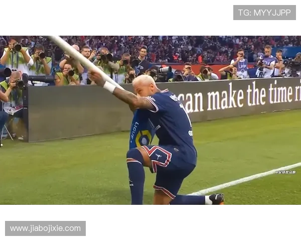 足球球星训练日常展现压腿动作塑造力量与柔韧的独特瞬间